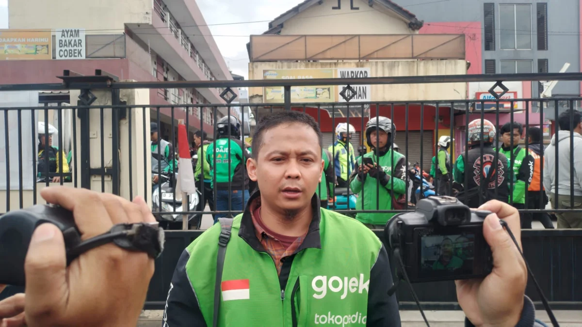 Penganiayaan Driver dan Penumpang, Ojol Minta Polisi Segera Tangkap Pelaku! Perwakilan Ojol, Fian Sofyan saat ditemui di Polsek Cileunyi, Kabupaten Bandung. (Yanuar/Jabar Ekspres)