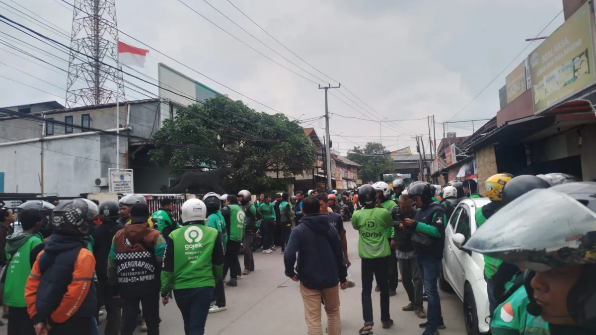 Penumpang Ojol Jadi Korban Kekerasan, Keluarga Ungkap Keanehan pada Luka Wajah Ilustrasi: Aksi massa sejumlah pengendara Ojol mendatangi Kantor Polsek Cileunyi, menuntut agar pihak kepolisian segera mengusut tuntas kasus dugaan penganiayan yang dilakukan oleh empat orang terduga Opang.