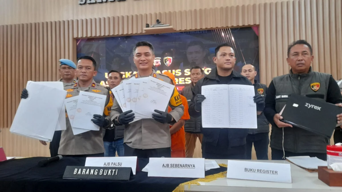 Raup Keuntungan Miliaran Rupiah, Mafia AJB di Cihampelas Berhasil Diringkus Polisi Polres Cimahi Berhasil Tangkap Mafia Sertipikat Tanah Palsu di Kecamatan Cihampelas, Bandung Barat (mong)