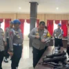 Waka Polresta Bogor Kota, AKBP M. Guntur Tariq bersama jajaran saat memeriksa sejumlah senpi dan amunisi personelnya, Senin (23/12). (Yudha Prananda / Jabar Ekspres)