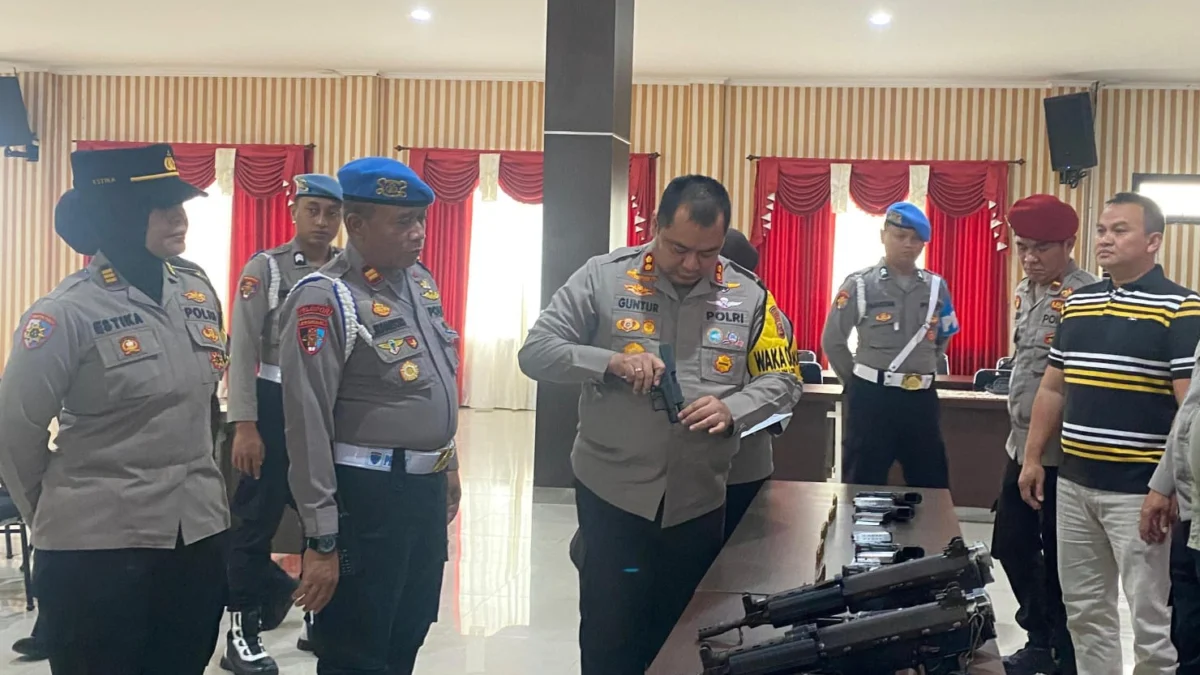 Polresta Bogor Periksa Senpi dan Amunisi Personel, AKBP Guntur Beberkan Hal Ini! Waka Polresta Bogor Kota, AKBP M. Guntur Tariq bersama jajaran saat memeriksa sejumlah senpi dan amunisi personelnya, Senin (23/12). (Yudha Prananda / Jabar Ekspres)