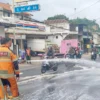 Petugas Damkar Bandung Barat tengah melakukan pembersihan tumpahan cairan kimia berbahaya di Ruas Jalan Padalarang-Purwakarta. Selasa (24/12). (Suwitno / Jabar Ekspres)