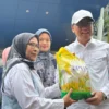 Pj Wali Kota Cimahi, Dicky Saromi saat Simbolis Beras SPHP pada Warga (Mong / Jabar Ekspres)