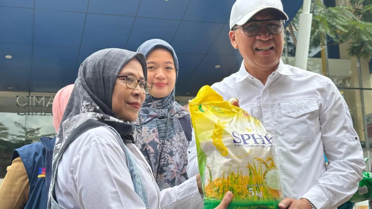 Fokus Kebutuhan Pokok Warga, Pemkot Cimahi dan Bulog Gelontorkan 37 Ton Beras ke 15 Kelurahan Pj Wali Kota Cimahi, Dicky Saromi saat Simbolis Beras SPHP pada Warga (Mong / Jabar Ekspres)