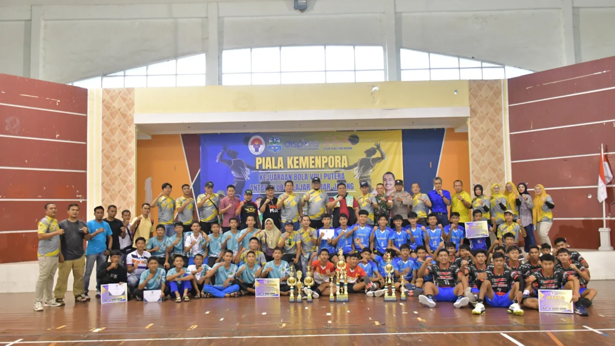 Foto bersama: Klub bola voli pelajar putra peraih juara kompetisi piala Kemenpora 2024 berforo bersama di GOR Multifungsi Gelora Banjar Patroman baru-baru ini. (Cecep Herdi/Jabar Ekspres)