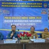 Kepala BNNK Ciamis Yaya Suriadijaya SH (dua kiri) saat menggelar konferensi Pers di kantor BNNK Ciamis, Selasa 24 Desember 2024. (Cecep Herdi/Jabar Ekspres)