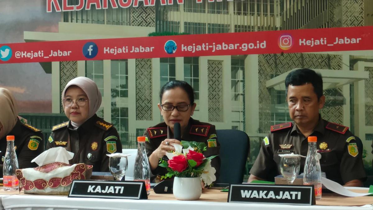 Masih Tinggi, Kasus Narkotika dan Pelecehan Seksual di Jabar Capai 341 Perkara Sepanjang 2024 Dok. Kajati Jabar, Katarina Endang Sarwestri (tengah) saat sampaikan capaian akhir tahun. Selasa (24/12). Foto. Sandi Nugraha.
