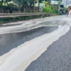 Petugas Damkar Bandung Barat tengah membersihkan cairan soda api yang berceceran di sepanjang Jalan Padalarang-Purwakarta. Selasa (24/12). Dok Jabar Ekspres