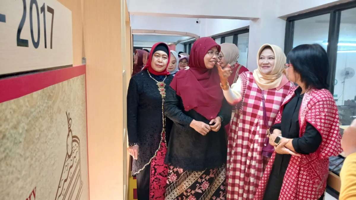 Ina Wiyandini, pendiri Ina Cookies, Amanda Soemandi Bey Machmudin, istri Penjabat Gubernur Jawa Barat, dan Siti Muntamah, Anggota DPRD Jawa Barat.
