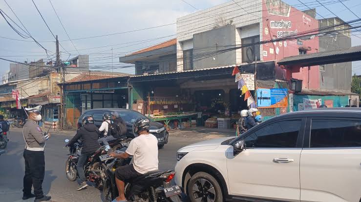 Antisipasi Kemacetan Nataru, Dishub Cimahi Siapkan Skema Rekayasa Lalu Lintas Petugas saat sedang mengatur lalu kintas di simpang cibogo kota cimahi (jabar ekspres)