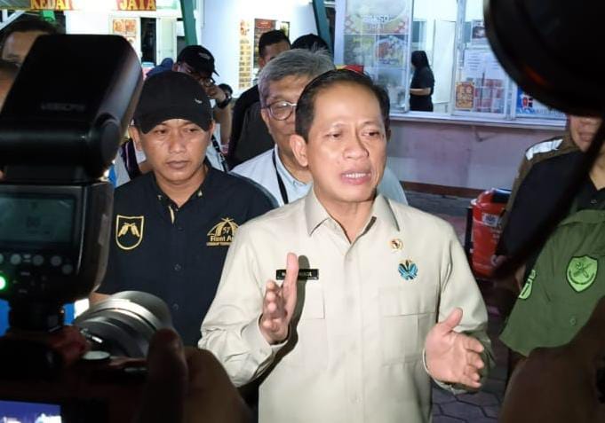 Menteri LH Ingatkan Masyarakat Jangan Nyampah di Rest Area Jalan Tol! Menteri LH/KBP, Hanif Faisol Nurofiq, saat mengunjungi Rest Area KM 57 Tol Cikampek. (Yudha Prananda / Istimewa)