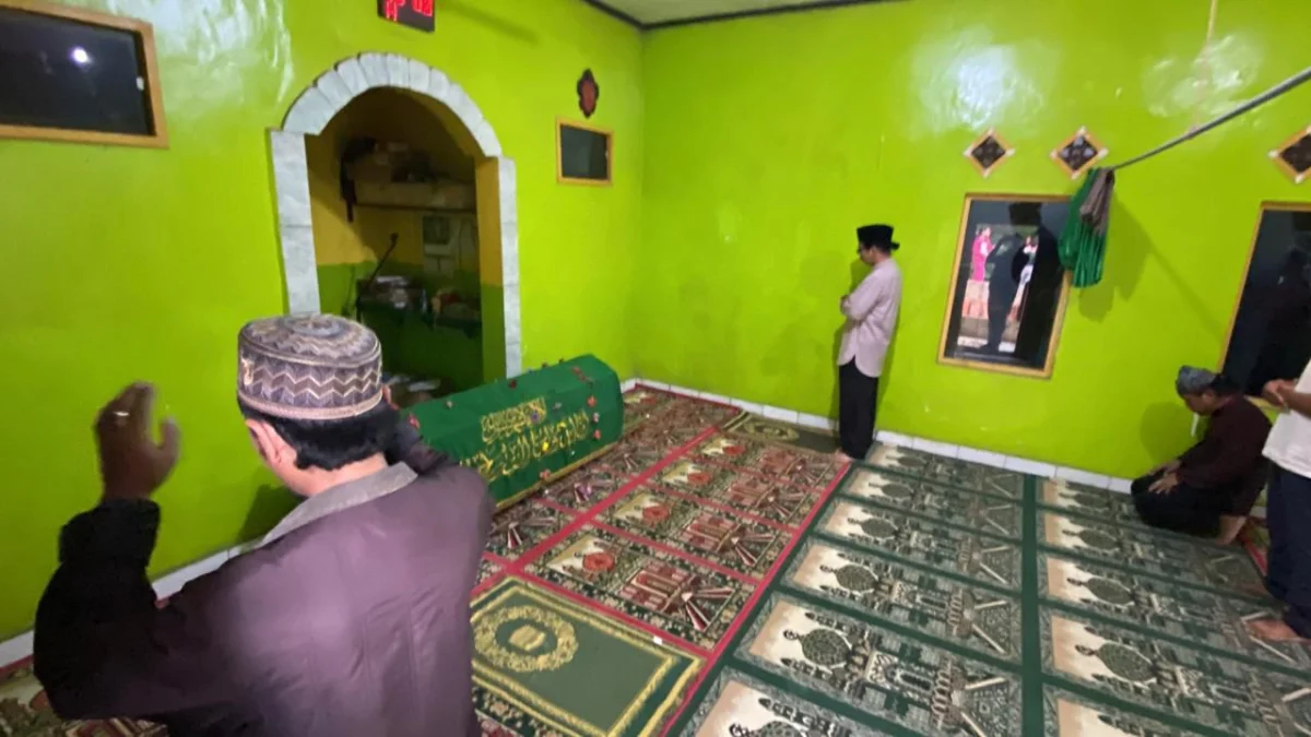 Mahasiswa UPI yang Tewas di Kampus Dimakamkan di Bandung Barat Jenazah AM saat tengah di salatkan di salah satu masjid wilayah Desa Cikalong, Kecamatan Cikalongwetan, Bandung Barat. Jumat (27/12). Dok Jabar Ekspres
