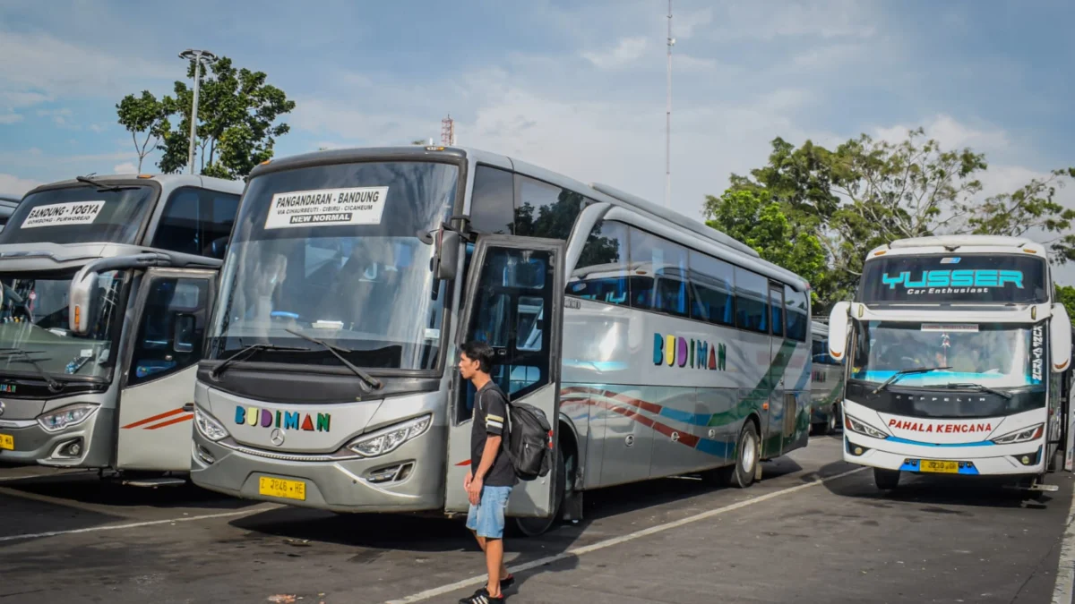 Penumpang menunggu bus untuk pergi pulang kampung di Terminal Cicaheum, Kota Bandung. Jum'at (27/12). Foto: Dimas Rachmatsyah / Jabar Ekspres