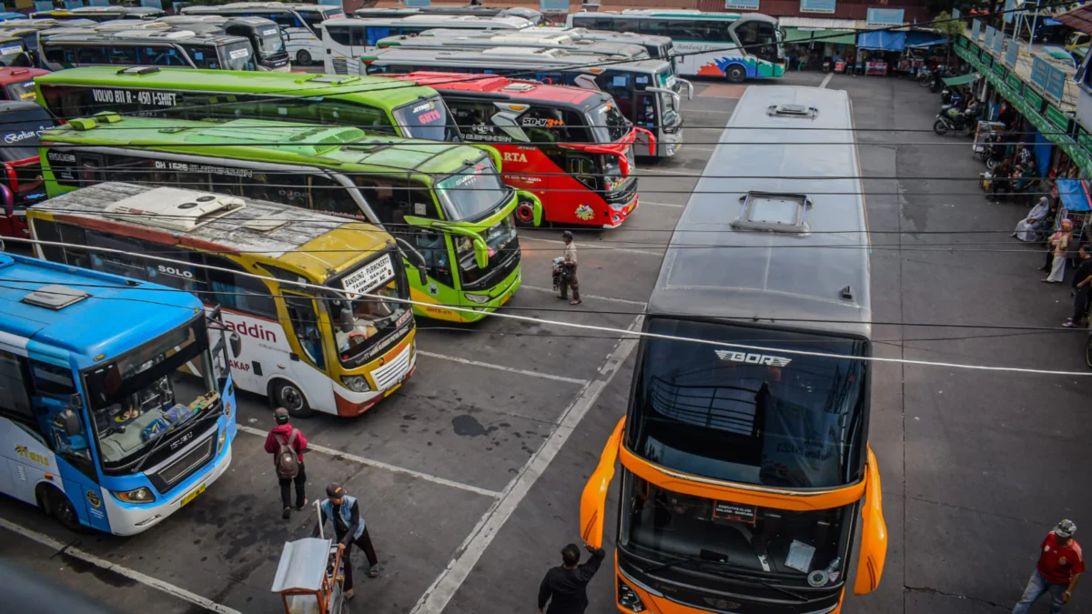 Bus antar kota antar provinsi terparkir di Terminal Cicaheum, Kota Bandung, Jawa Barat, Jum'at (27/12). Foto: Dimas Rachmatsyah / Jabar Ekspres