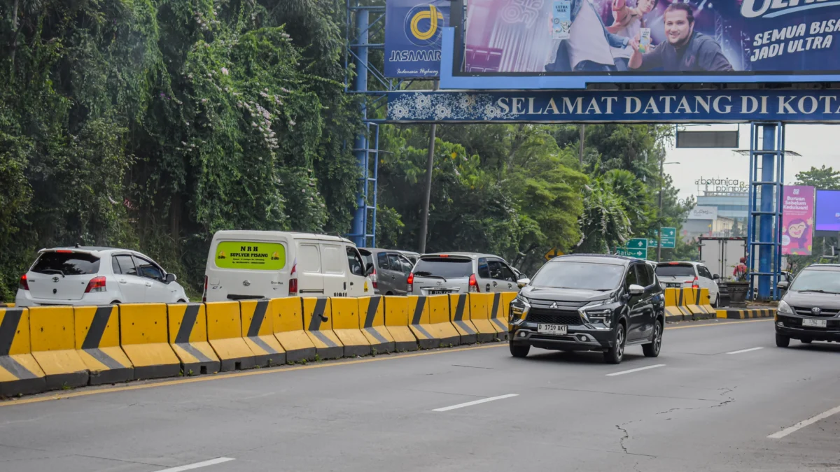 H+2 Natal, 37 Ribu Lebih Kendaraan Masuk Kota Bandung Lewat Gerbang Tol Pasteur! Sejumlah kendaraan melintas menuju pintu keluar Tol Pasteur, Kota Bandung, Sabtu (28/12). Foto: Dimas Rachmatsyah / Jabar Ekspres