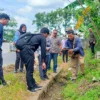 Petugas DLH Bandung Barat bersama perwakilan KLHK saat mengukur dampak pencemaran tumpahan cairan kaustik di Ruas Jalan Purwakarta-Padalarang. Senin (30/12). Dok Jabar Ekspres