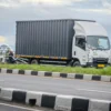 Ilustrasi: Truk pengangkut barang melintas di Jalan Soekarno Hatta, Kota Bandung, Senin (30/12). Foto: Dimas Rachmatsyah / Jabar Ekspres