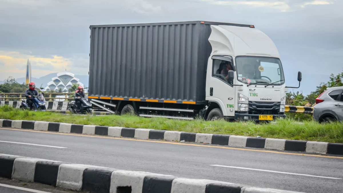 Ilustrasi: Truk pengangkut barang melintas di Jalan Soekarno Hatta, Kota Bandung, Senin (30/12). Foto: Dimas Rachmatsyah / Jabar Ekspres
