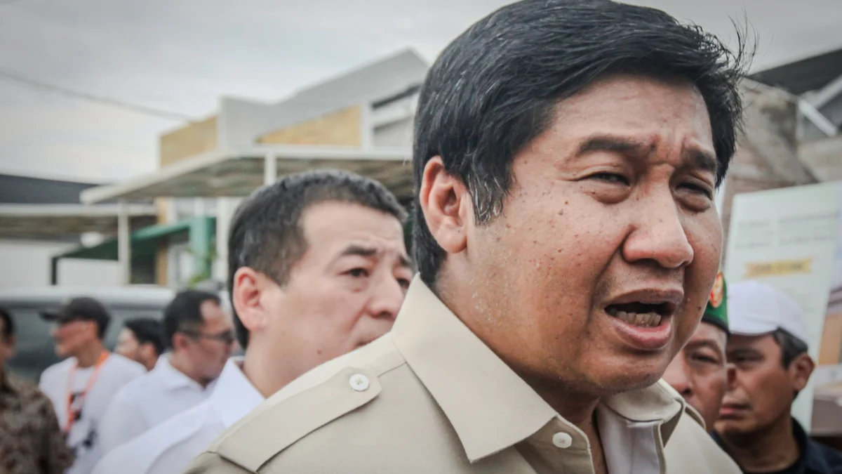 Menteri PKP Tegaskan Tanah Korupsi Bisa Dimanfaatkan untuk Pembangunan Program 3 Juta Rumah Rakyat Menteri Perumahan dan Kawasan Permukiman (PKP) Maruarar Sirait mengunjungi Perumahan Buana Cicalengka Raya, Desa Hegarmanah, Kabupaten Bandung, Minggu (29/12). Foto: Dimas Rachmatsyah / Jabar Ekspres