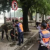Ist. Pemasangan rambu-rambu dilarang parkir oleh petugas dishub. Dok. Jabar Ekspres.