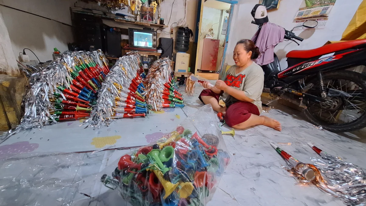 Dari Banjaran, Marini Produksi Ratusan Terompet Bong untuk Tahun Baru 2025, Jadi Sumber Penghasilan Tahunan Marini (40) seorang pengrajin terompet dari Kampung Stasion Utara, Desa Banjaran, Kecamatan Banjaran, Kabupaten Bandung. (Agi / Jabar Ekspres)