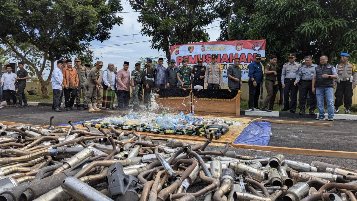 Ratusan Botol Minuman Beralkohol dan Knalpot Tidak Standar Dimusnahkan Kapolres Banjar bersama Forkopimda memusnahkan ratusa botol minuman keras dan knalpot brong di halaman Mapolres Banjar, Selasa 31 Desember 2024. (Cecep Herdi/Jabar Ekspres)