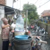 Ilustrasi: Pembersihan bantaran sungai di Kota Bandung. Foto: Dimas Rachmatsyah / Jabar Ekspres