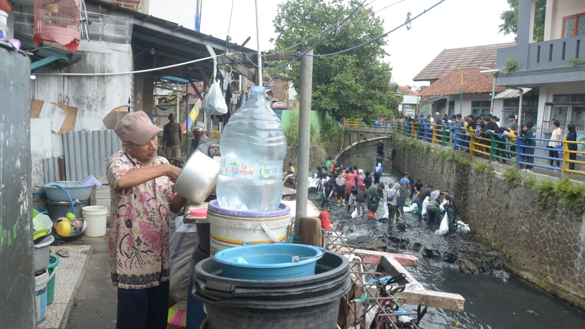 Ilustrasi: Pembersihan bantaran sungai di Kota Bandung. Foto: Dimas Rachmatsyah / Jabar Ekspres