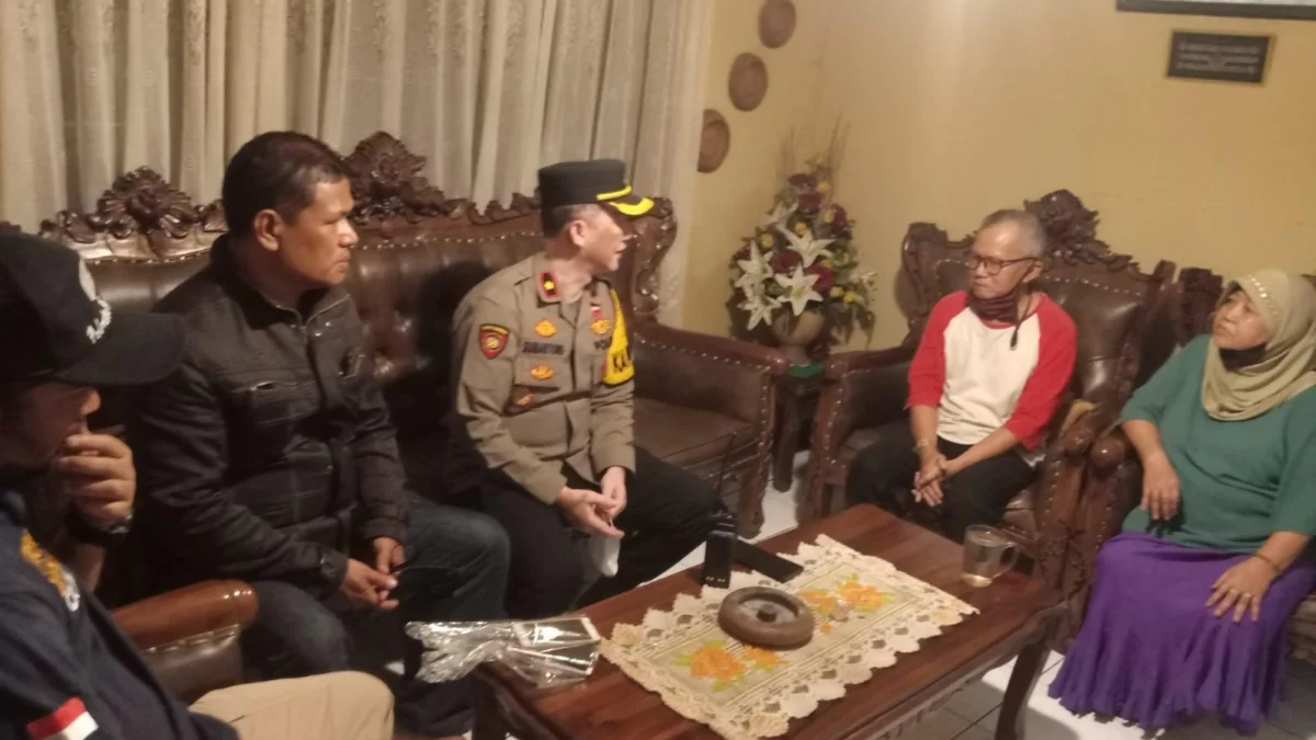 Kapolsek Nagreg, Kompol Sumartono saat berbicara dengan saksi alias orangtua korban yang ditemukan meninggal dunia di dalam kamarnya. (Foto/Yanuar Baswata)