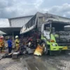 Truk Pengangkut Paket Hangus Terbakar di Gudang JNE Bandung Kondisi truk boks yang terbakar hangus di area Gudang JNE, Jl Soekarno Hatta, Kota Bandung, pada Selasa (31/12).