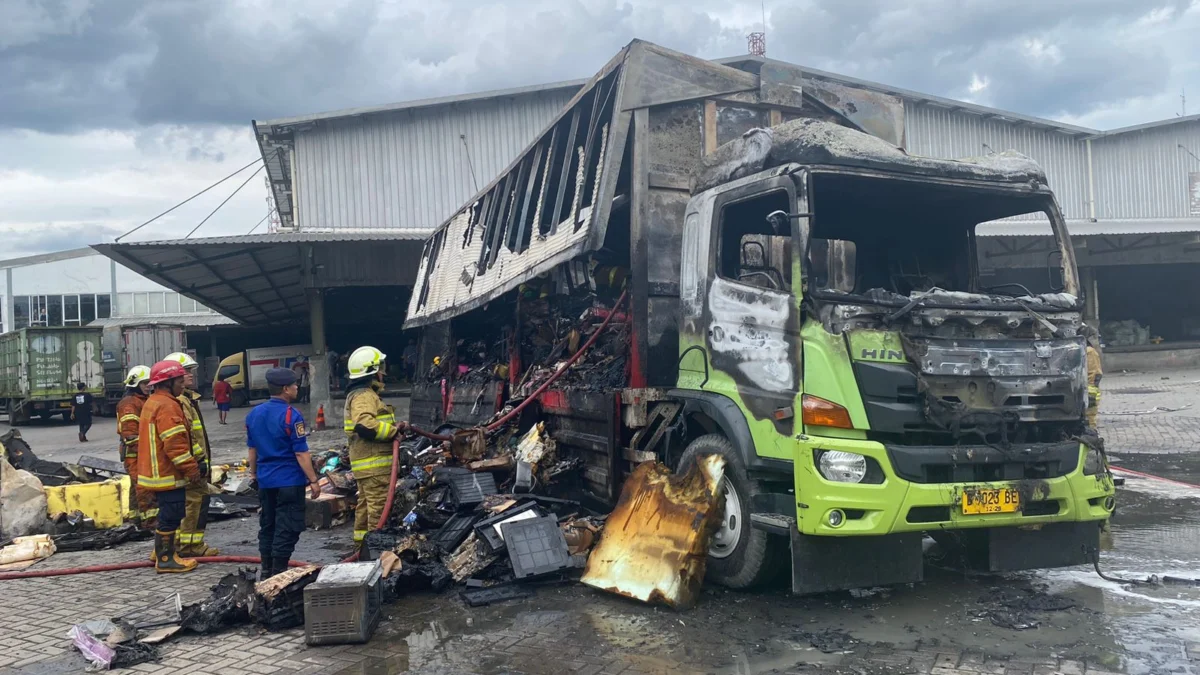 Truk Pengangkut Paket Hangus Terbakar di Gudang JNE Bandung Kondisi truk boks yang terbakar hangus di area Gudang JNE, Jl Soekarno Hatta, Kota Bandung, pada Selasa (31/12).