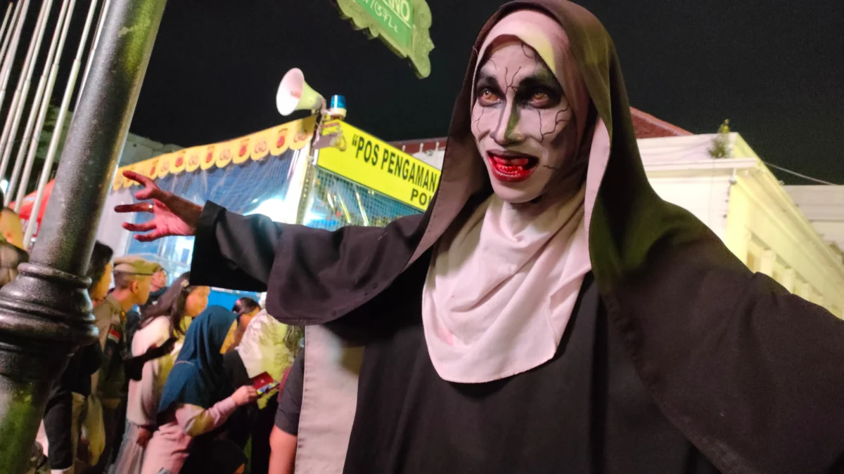 Rela Jadi "Valak" Demi Meriahkan Malam Pergantian Tahun Dok. Muhammad Syarifuddin atau Stipen saat bercosplay jadi Valak di Jl Asia-Afrika Bandung. Selasa (31/12). Foto. Sandi Nugraha.