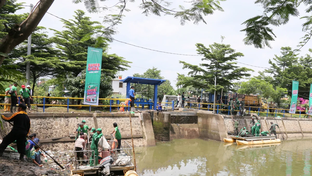 Wings Group menggelar kegiatan dalam program ‘’Supersol Gotong Royong Siaga Banjir’’ yang dilaksanakan di Oxbow Bojongsoang Sungai Citarum