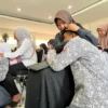 Tangis Haru Warnai Parenting di SMAN 3 Cimahi, Polres Cimahi Bekali Orang Tua dan Anak di Masa Libur Sekolah Tangis Haru Warnai Parenting Polres Cimahi dalam Memperingati Hari Ibu di SMAN 3 Cimahi (mong)