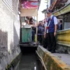 Keterbatasan Lahan Jadi Kendala Utama, Pemkot Cimahi Upayakan Peningkatan Sanitasi di Masyarakat Pj Wali Kota Cimahi, Dicky Saromi saat Meninjau Sanitasi di RW 04 Kelurahan Baros, Cimahi Tengah (mong)