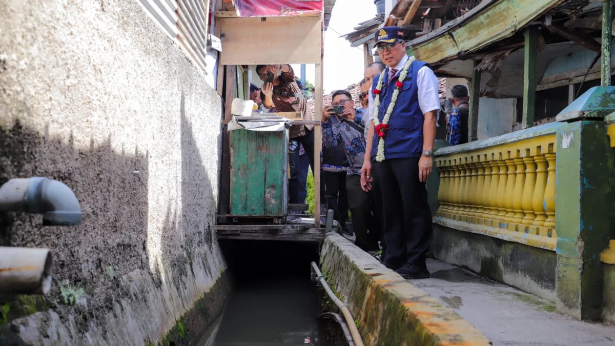 Keterbatasan Lahan Jadi Kendala Utama, Pemkot Cimahi Upayakan Peningkatan Sanitasi di Masyarakat Pj Wali Kota Cimahi, Dicky Saromi saat Meninjau Sanitasi di RW 04 Kelurahan Baros, Cimahi Tengah (mong)