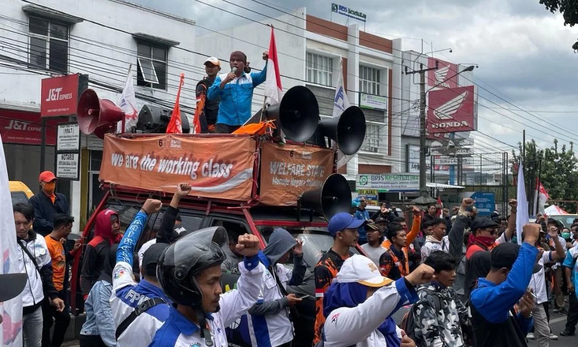 ustrasi serikat pekerja gelar aksi unjuk rasa tuntut kenaikan upah. Dok Jabar Ekspres
