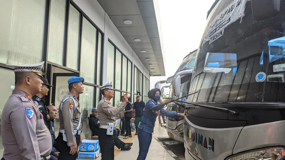 Satlantas Polres Banjar bersama Dinas Perhubungan memeriksa bus penumpang di Terminal Tipe A Kota Banjar, Rabu 18 Desember 2024. (Cecep Herdi/Jabar Ekspres)