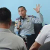 Kepala Dishub Kota Bogor, Marse Hendra Saputra saat berdiskusi bersama insan pers di Sekretariat PWI Kota Bogor, Senin (30/12). (Yudha Prananda / Jabar Ekspres)