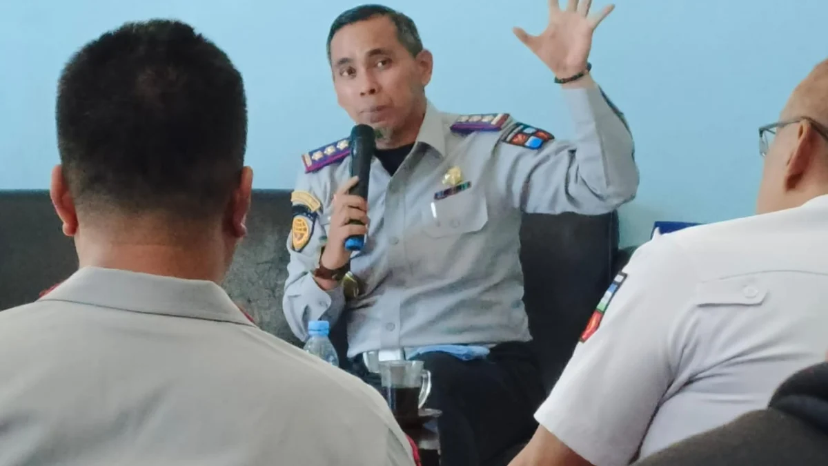 Kepala Dishub Kota Bogor, Marse Hendra Saputra saat berdiskusi bersama insan pers di Sekretariat PWI Kota Bogor, Senin (30/12). (Yudha Prananda / Jabar Ekspres)