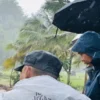 Situasi peninjauan Pj Gubernur Jawa Barat Bey Triadi Machmudin di lokasi bencana Kabupaten Sukabumi