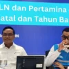 Direktur Utama Pertamina Simon Aloysius Mantiri (kiri) dan Direktur Utama PLN Darmawan Prasodjo (kanan). (foto/ANTARA)