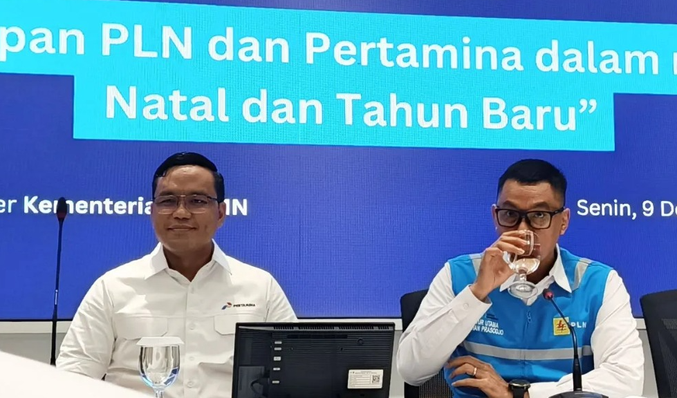 Jelang Nataru Dipastikan Stok BBM dan LPG Aman Direktur Utama Pertamina Simon Aloysius Mantiri (kiri) dan Direktur Utama PLN Darmawan Prasodjo (kanan). (foto/ANTARA)