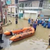Wakil Presiden RI Gibran Rakabuming Raka (tiga kiri) meninjau warga terdampak banjir di Bidara Cina, Cawang, Jakarta Timur, Kamis (28/11/2024). (Foto/ANTARA)