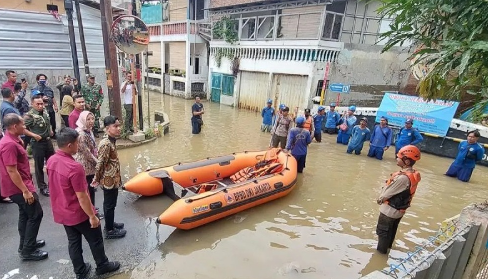 Antisipasi Banjir di Malam Tahun Baru, BPBD Jaktim Terjunkan 45 Personel Wakil Presiden RI Gibran Rakabuming Raka (tiga kiri) meninjau warga terdampak banjir di Bidara Cina, Cawang, Jakarta Timur, Kamis (28/11/2024). (Foto/ANTARA)