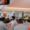 Presiden Prabowo Subianto menyalami semua menteri kabinet sebelum memulai Sidang Kabinet Paripurna di Ruang Sidang Kabinet di Istana Kepresidenan, Jakarta, Senin (2/12). (foto/ANTARA)