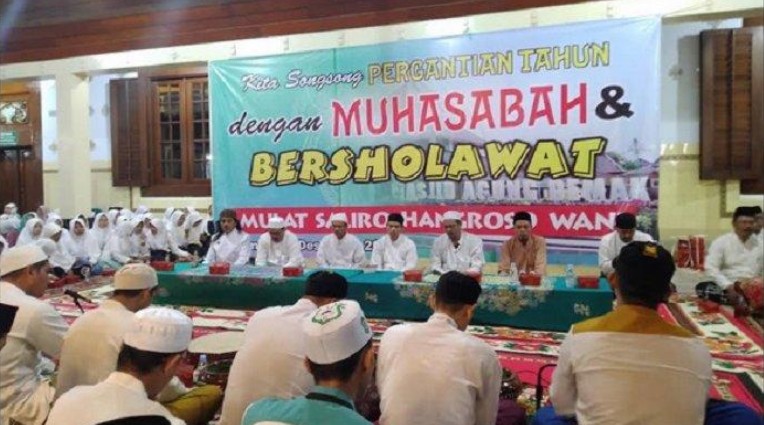 Ilustrasi menggelar acara Islami saat malam Tahun baru.