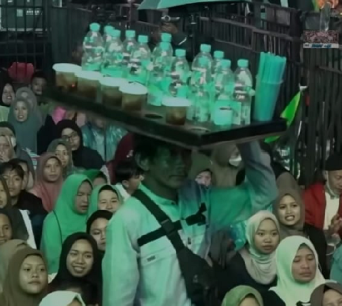 Alhamdulillah Ada Hadiah Umrah Gratis untuk Pak Sunhaji Penjual Es Teh yang Sempat Diolok Gus Miftah