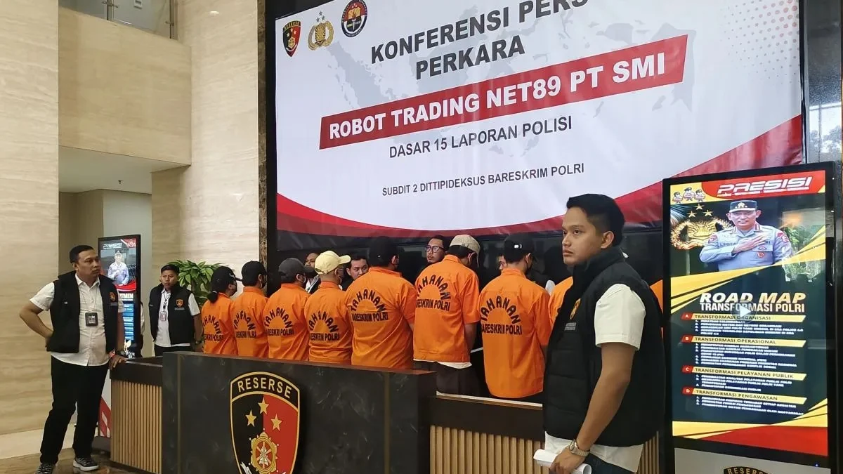 Para tersangka kasus Robot Trading Net89. (foto/ANTARA)