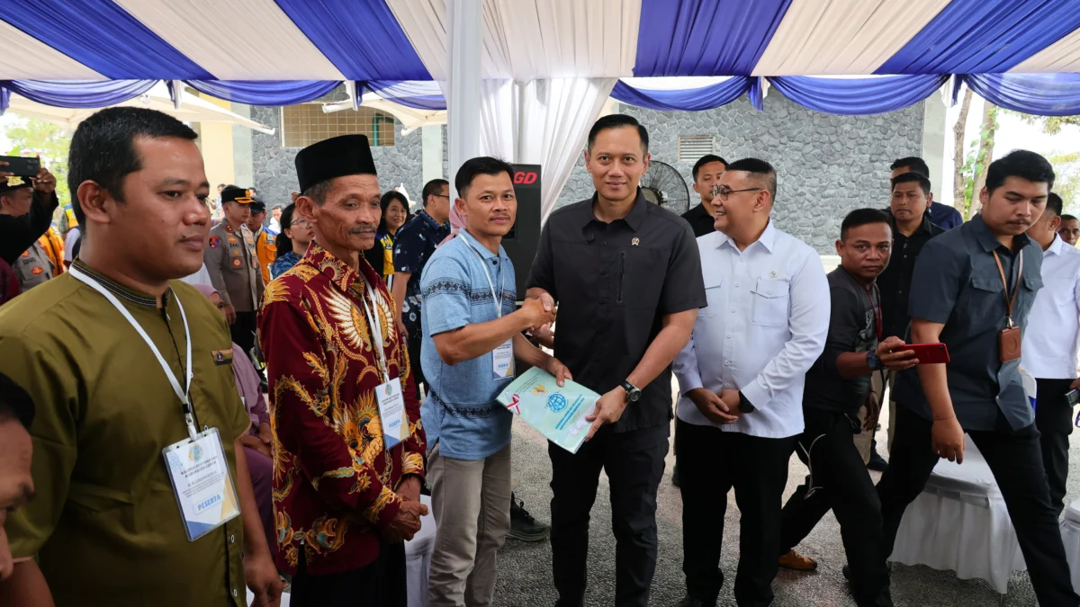Tegaskan Kepastian Hukum Tanah Warga Negara, Menko AHY dan Wamen Ossy Serahkan Sertipikat Tanah untuk Warga Lebak Menteri Koordinator Bidang Infrastruktur dan Pembangunan Kewilayahan, Agus Harimurti Yudhoyono (AHY) saat menyerahkan sertifikat tanah kepada warga Lebak dan Serang. (ist)